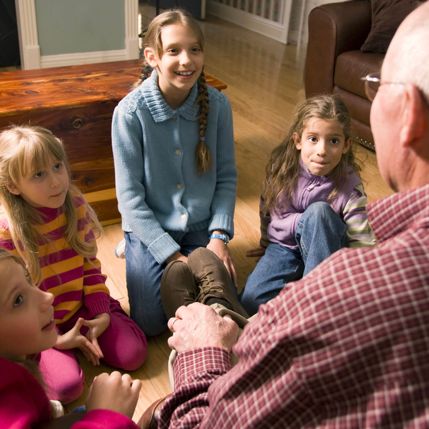 Un grand-père racontant un récit de vie à ses petits-enfants